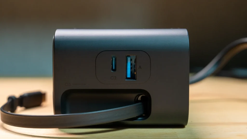 Anker Nano Charging Stationの右側面はType-CとType-Aがある