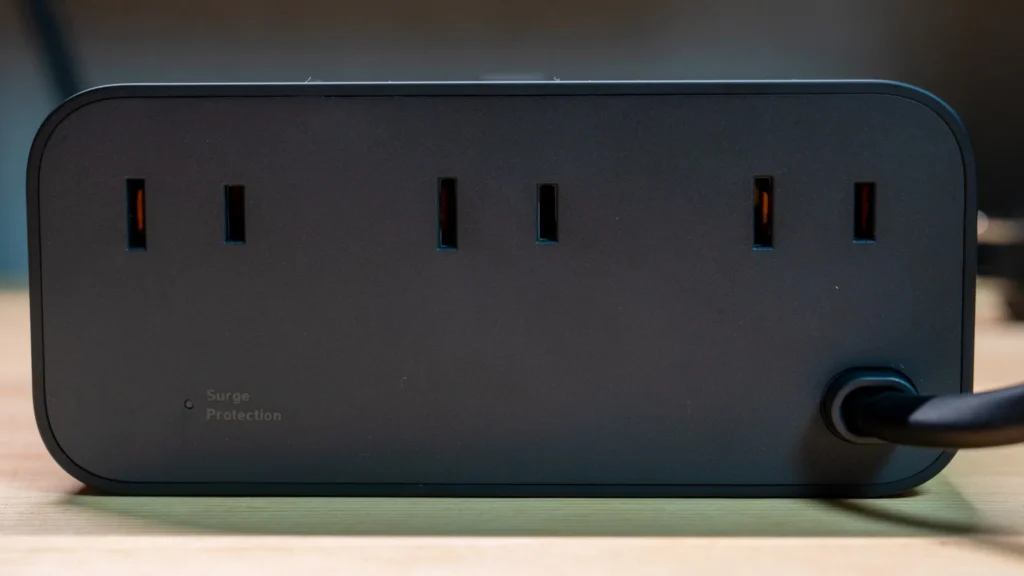 Anker Nano Charging Stationの背面にはACアダプタが3つある