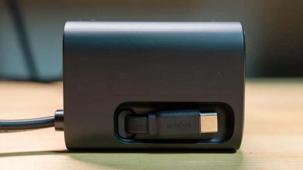 Anker Nano Charging Stationの左側面には巻き取り式ケーブルがある