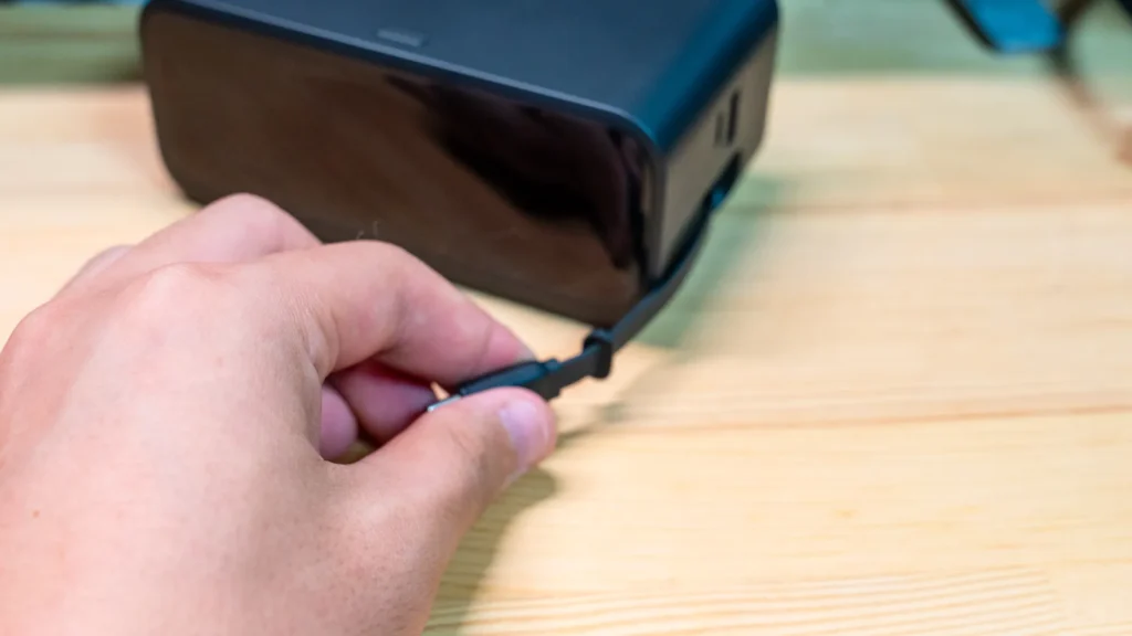 Anker Nano Charging Stationはケーブルを伸ばすと滑る