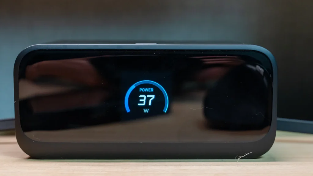 Anker Nano Charging Stationはディスプレイで充電状況を確認できる