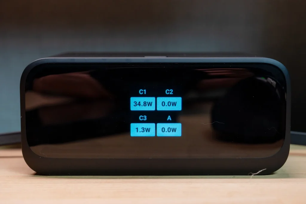 Anker Nano Charging Stationはディスプレイで充電状況を確認できる