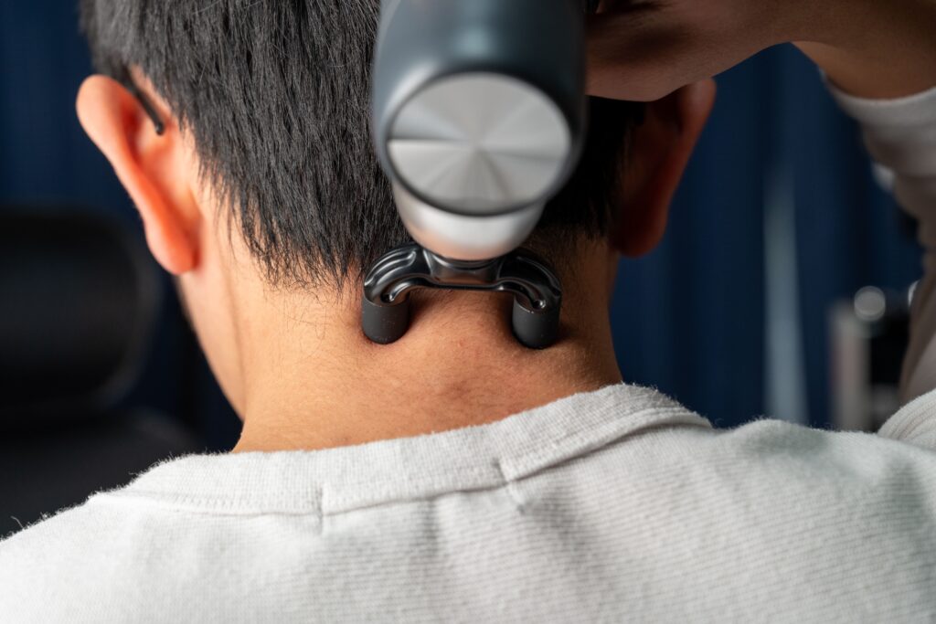 リリースガンを首にあてている画像