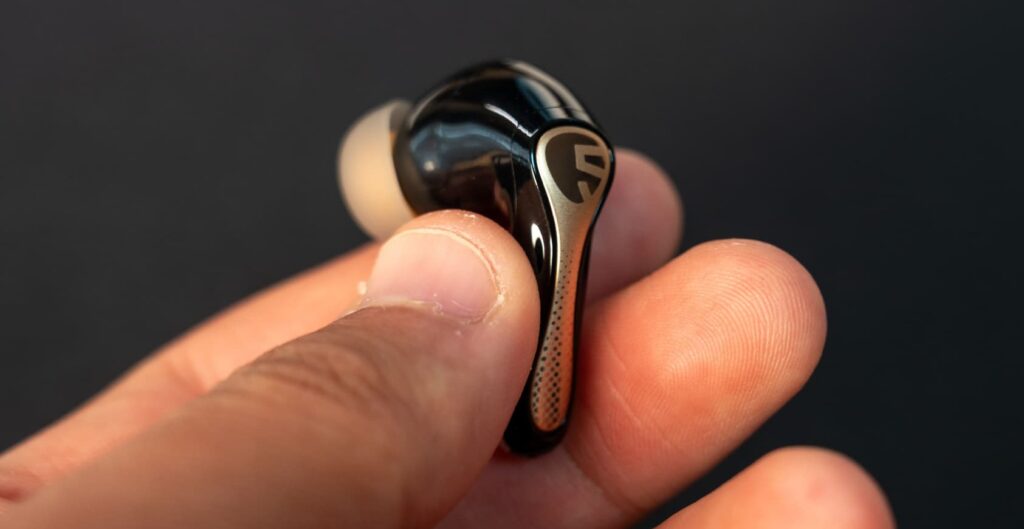 SOUNDPEATS Air5 Pro+を手に持った画像