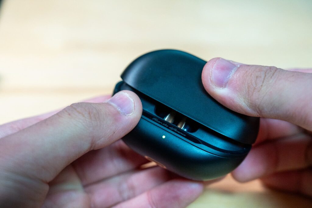 SOUNDPEATS Air5 Pro+のケースを開けている画像