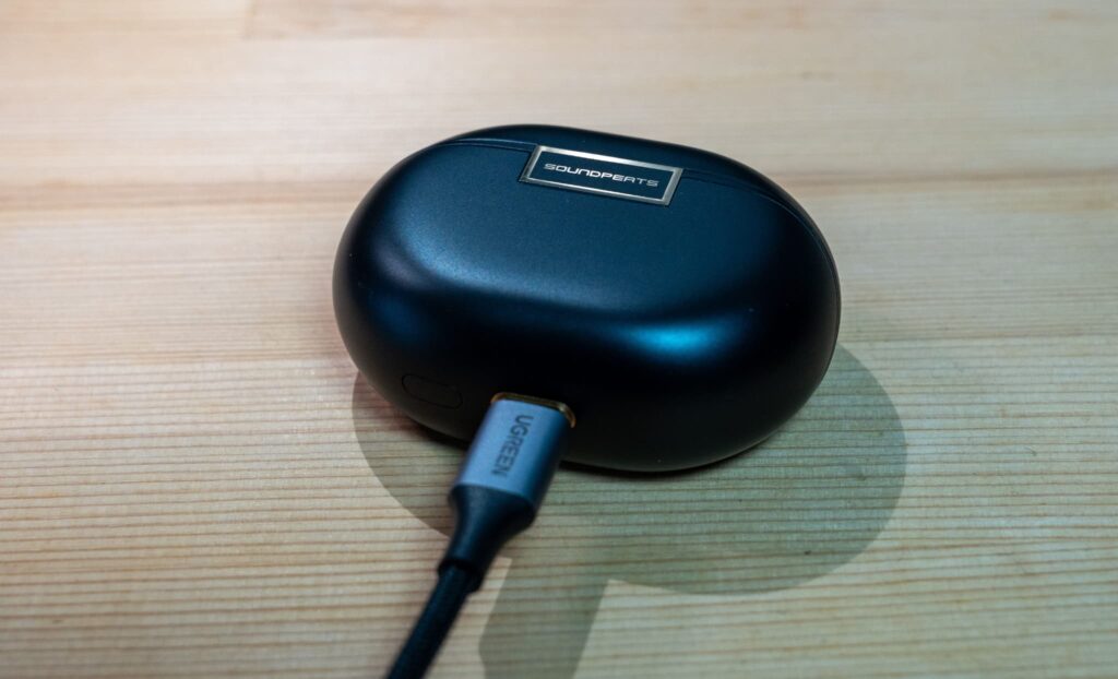 SOUNDPEATS Air5 Pro+の充電端子