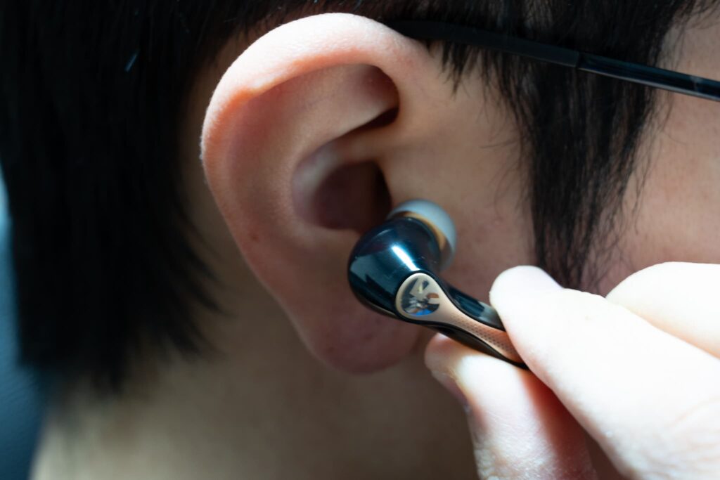 SOUNDPEATS Air5 Pro+を取り外している画像