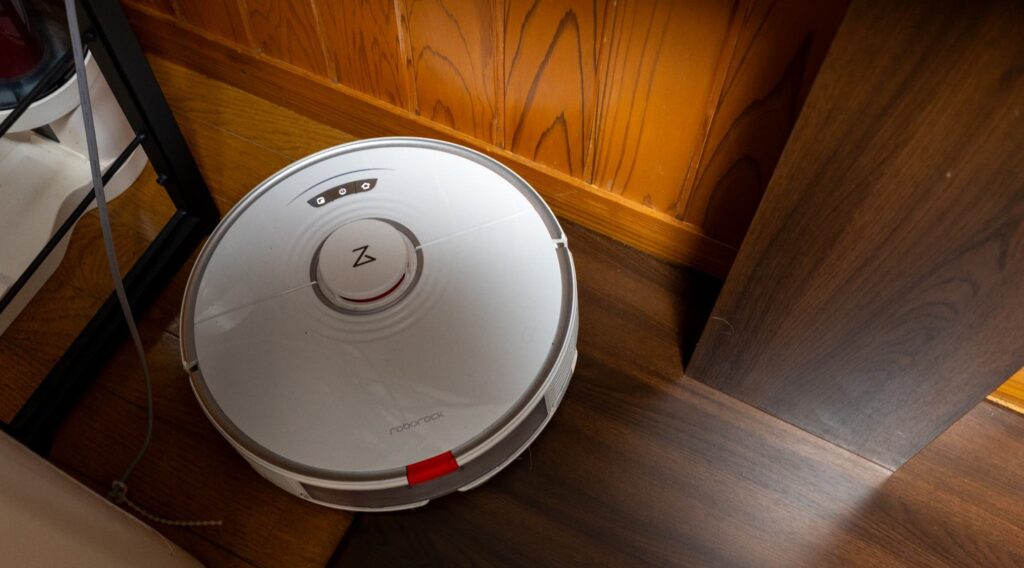 テレビスタンドと棚の間にお掃除ロボットが挟まる