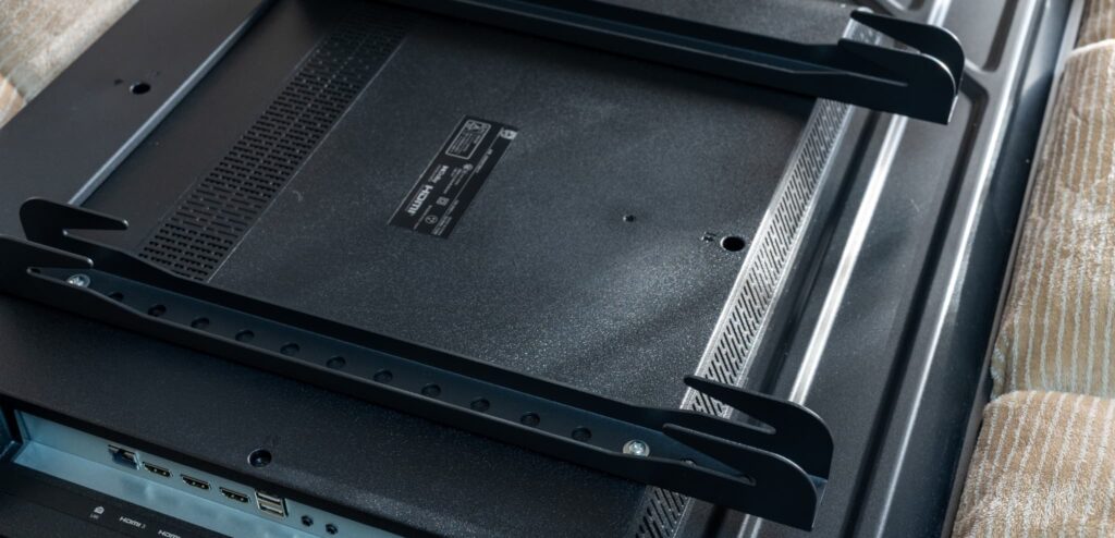 テレビハンガーをテレビにつける