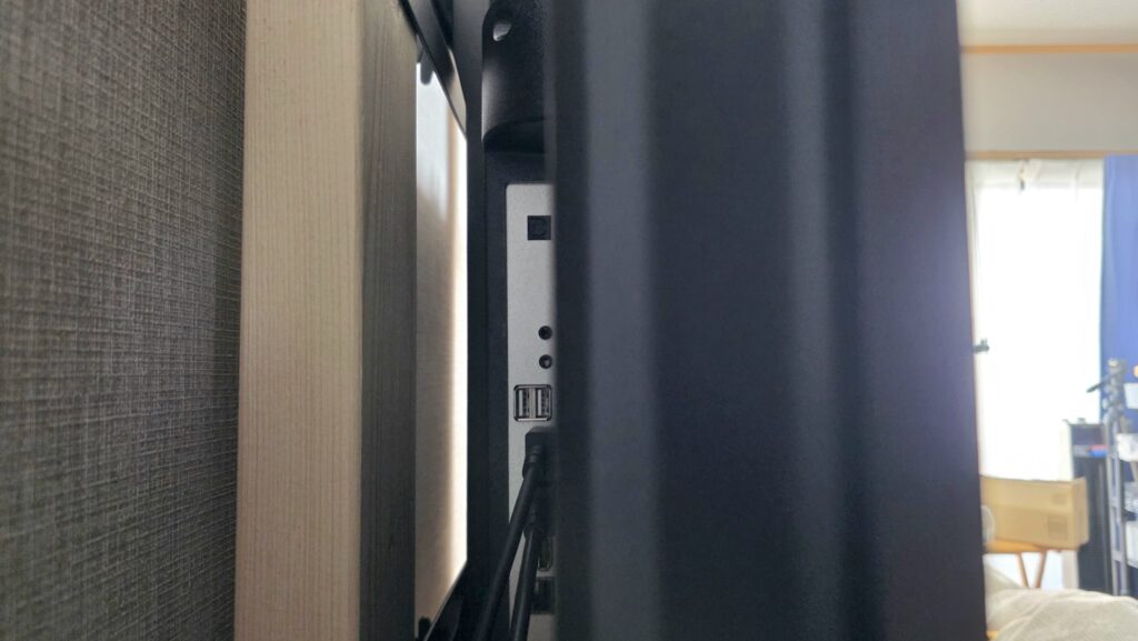 テレビハンガー裏の配線のようす