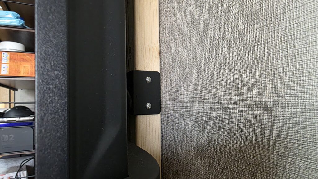 テレビハンガー下部ねじ止め