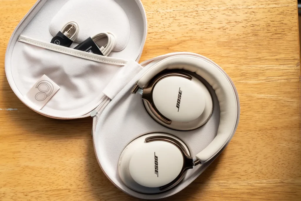 Bose QuietComfort Ultra Headphones (第2世代)のキャリーケースの中身