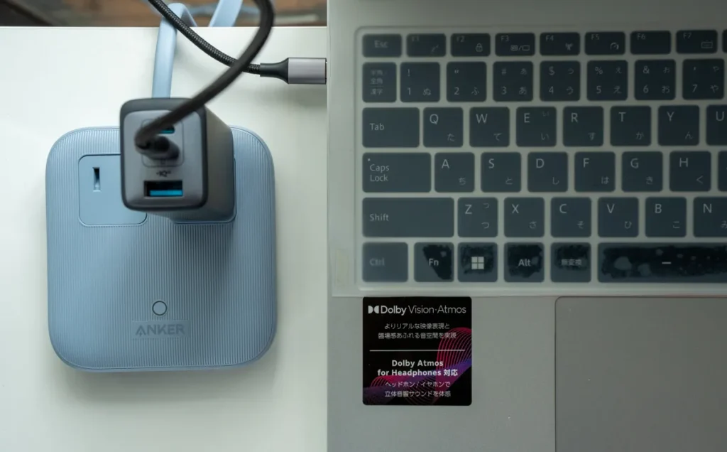 Anker Nano Charging Station  (6-in-1, 67W) をデスクで使ったイメージ