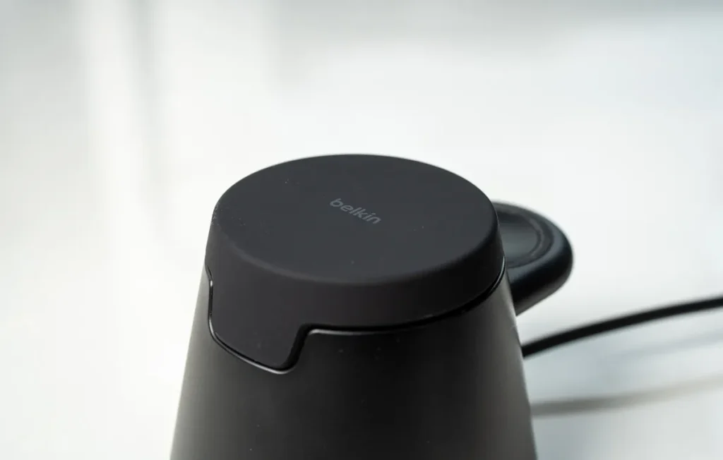 Belkin Modular Charging Dock with Qi2 25Wのスマホ充電スペース
