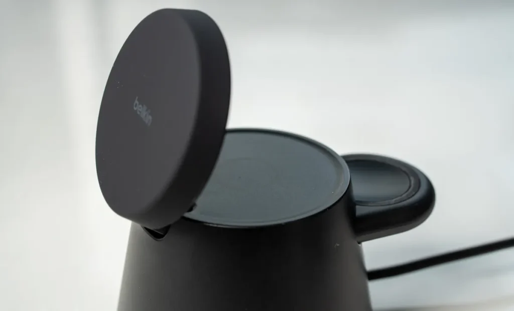 Belkin Modular Charging Dock with Qi2 25Wのイヤホン充電スペース
