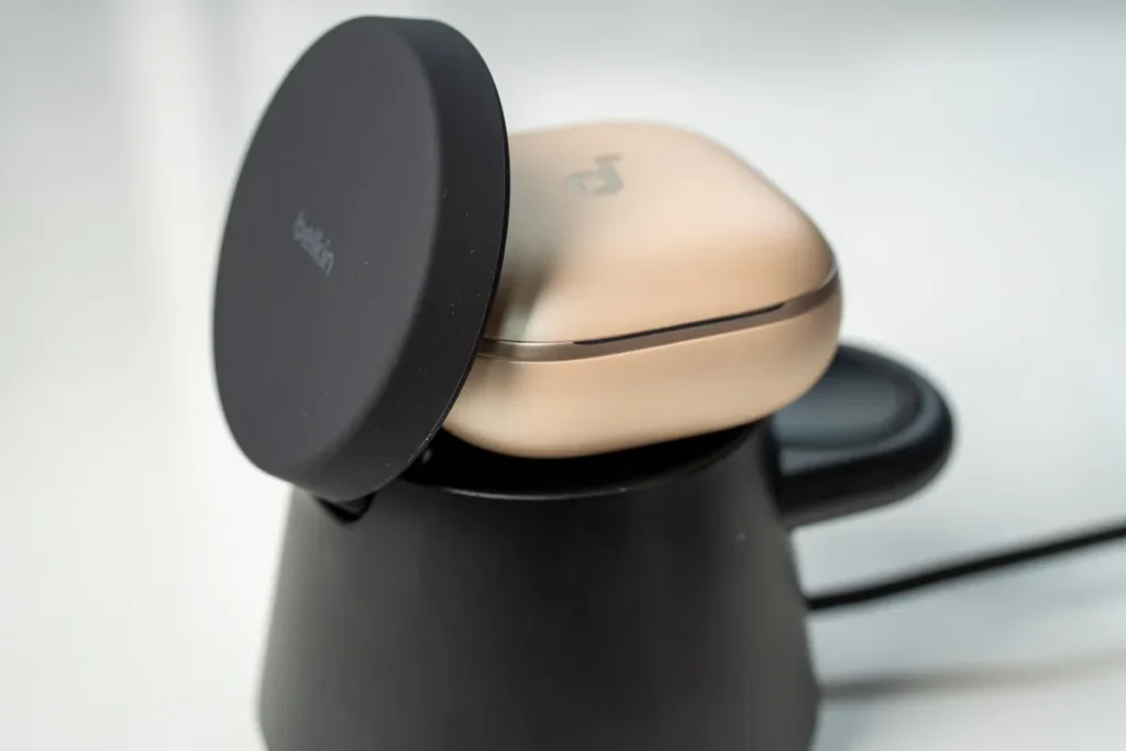 Belkin Modular Charging Dock with Qi2 25Wでイヤホンを充電している様子