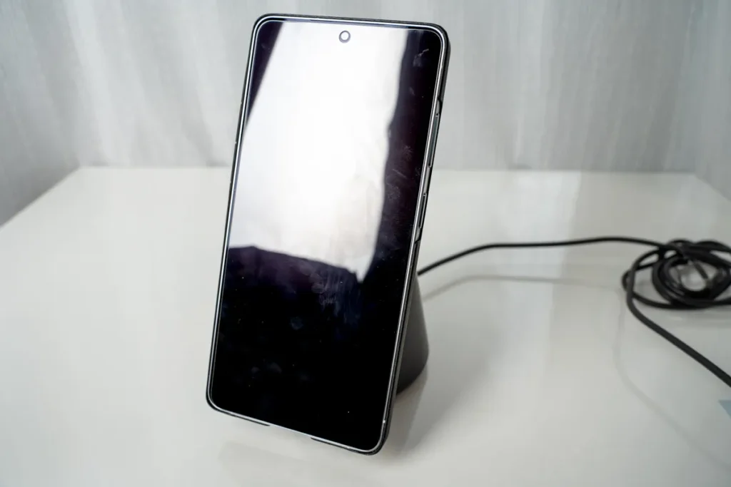 Belkin Modular Charging Dock with Qi2 25W でスマホを充電している様子