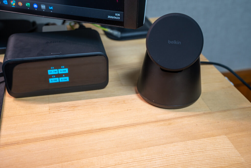 Belkin Modular Charging Dock with Qi2 25Wをデスクに置いたときの様子