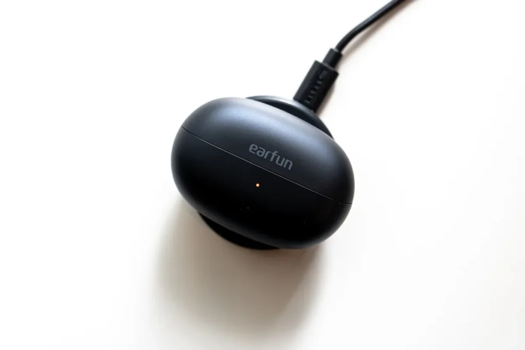 EarFun Clip 2は無線充電に対応