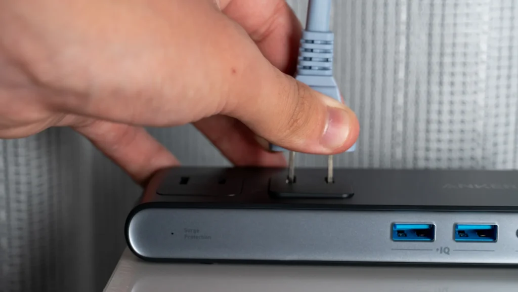 Anker Nano Power StripのAC差込口は硬い