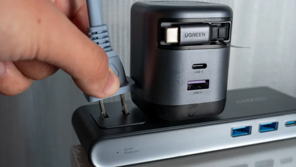 Anker Nano Power Strip上部のAC差込口は間隔が狭い