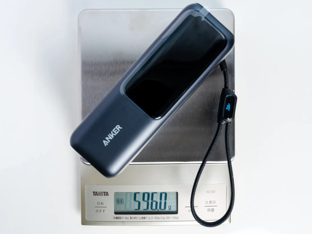 Anker Power Bank (25000mAh, Built-In & 巻取り式USB-Cケーブル)の重さは596g