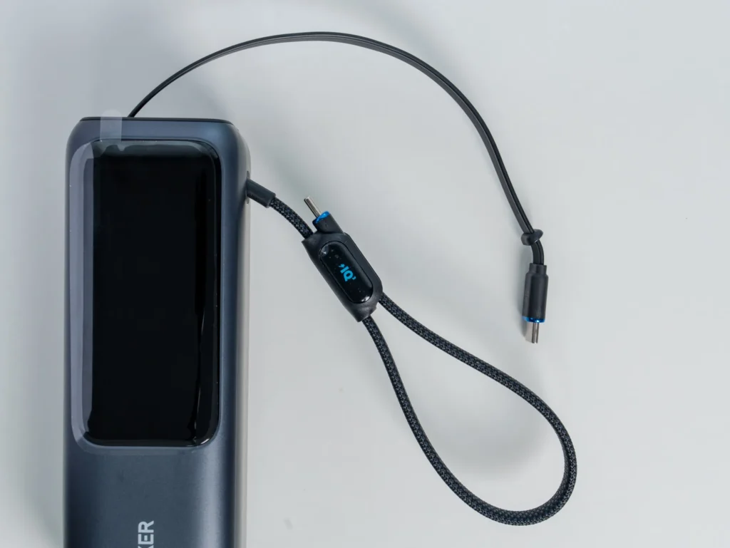Anker Power Bank (25000mAh, Built-In & 巻取り式USB-Cケーブル)は内蔵ケーブルが2本ある