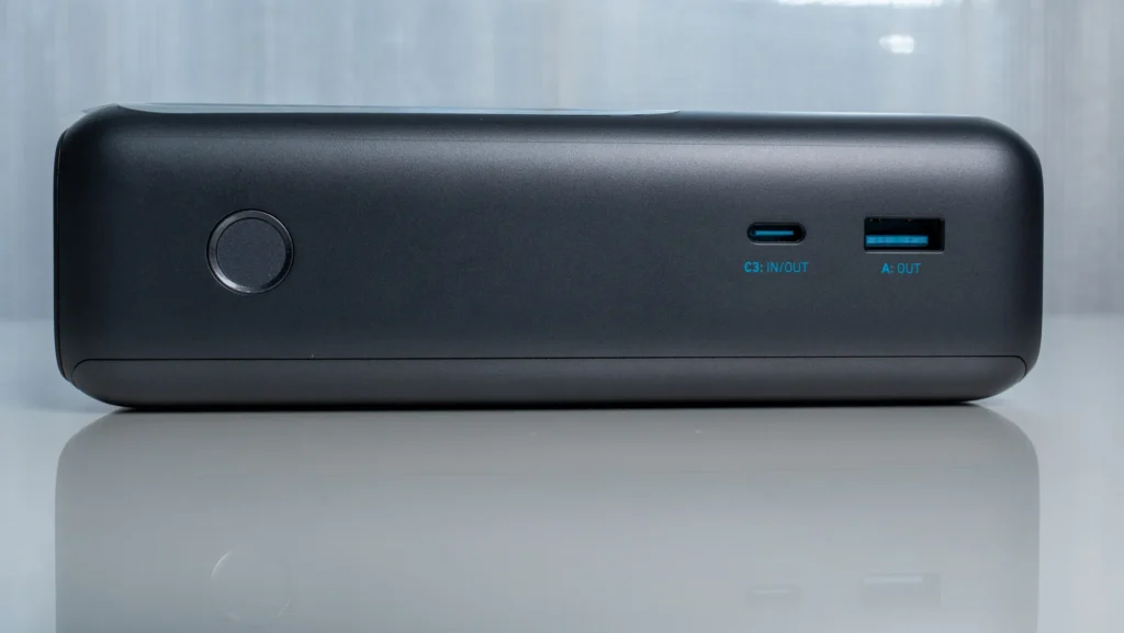 Anker Power Bank (25000mAh, Built-In & 巻取り式USB-Cケーブル)の側面