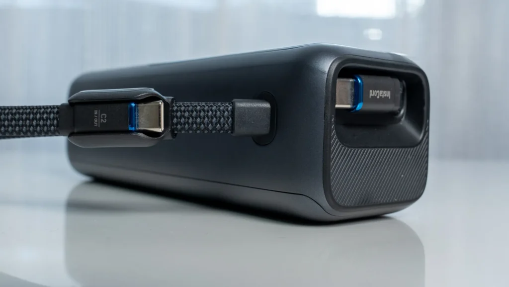 Anker Power Bank (25000mAh, Built-In & 巻取り式USB-Cケーブル)