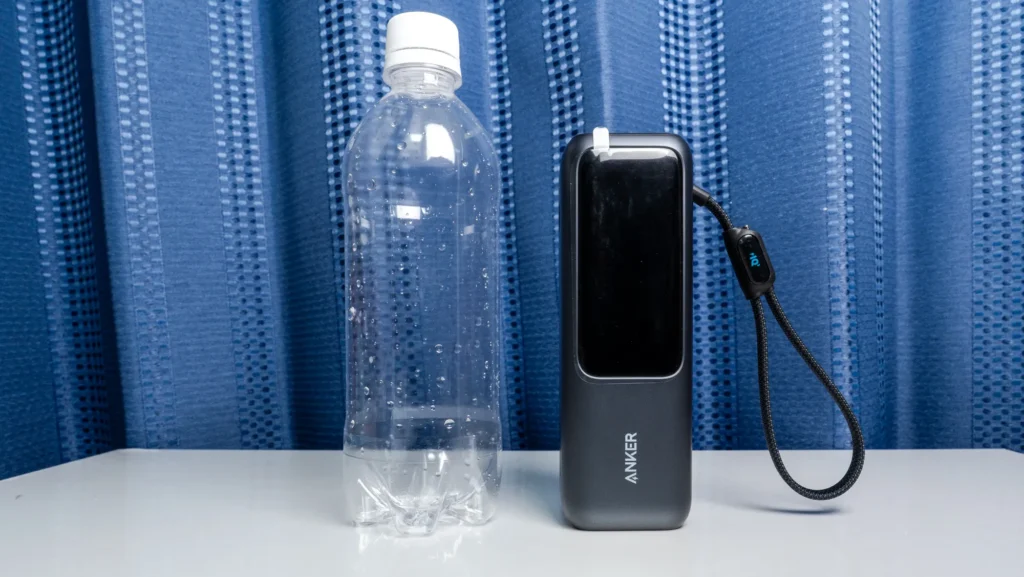 Anker Power Bank (25000mAh, Built-In & 巻取り式USB-Cケーブル)と500mペットボトルは同じくらいの大きさ