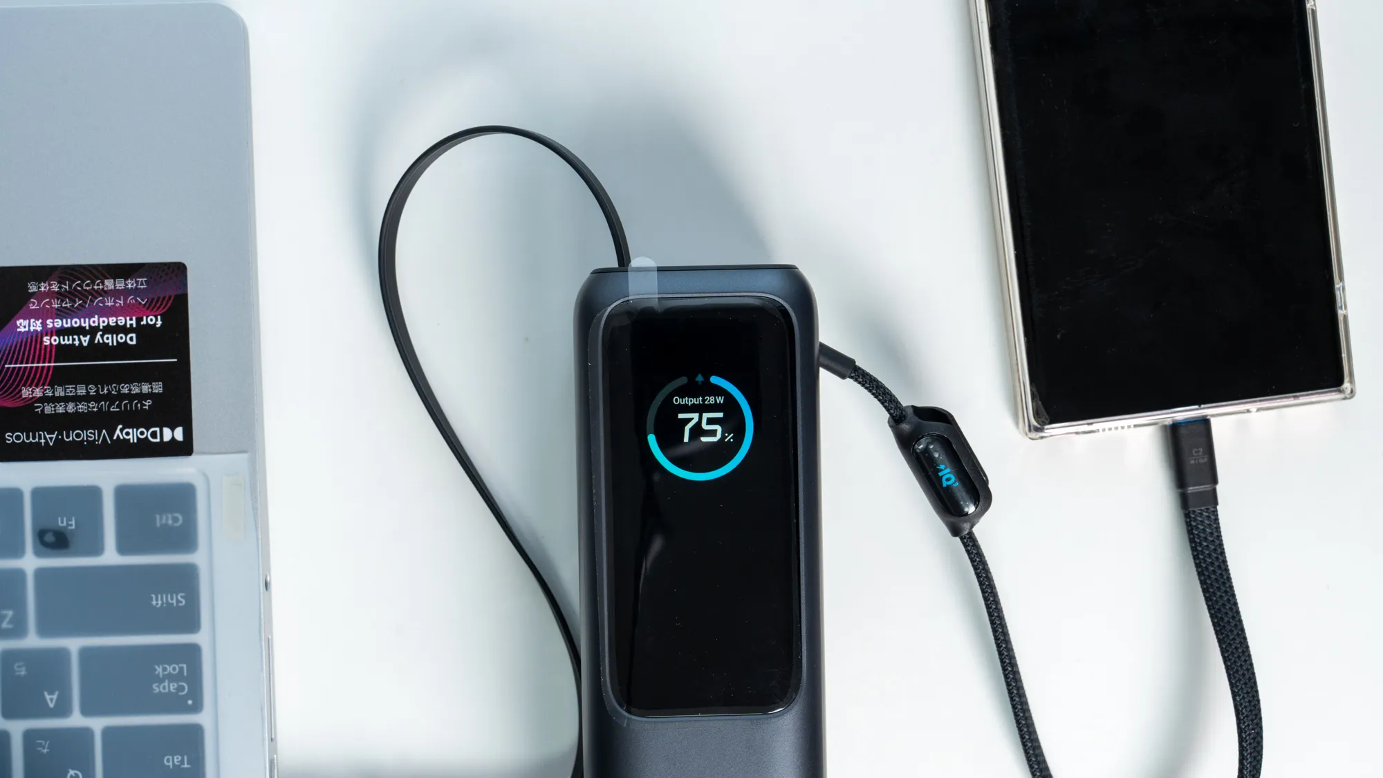 Anker Power Bank (25000mAh, Built-In & 巻取り式USB-Cケーブル)はノートPCとスマホの同時充電も余裕