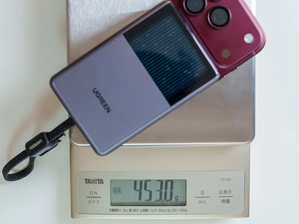 UGREEN MagFlow Pro 10000mAh マグネット式モバイルバッテリー 25WをiPhone 18 Proにくっつけた重さは453g