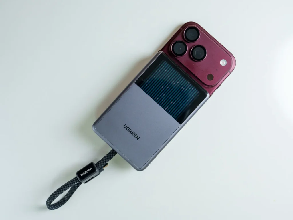 UGREEN MagFlow Pro 10000mAh マグネット式モバイルバッテリー 25WをiPhoneにくっつけた様子
