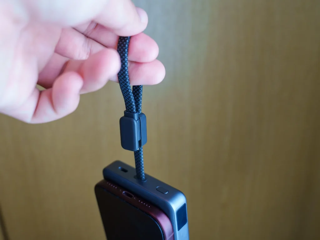 UGREEN MagFlow Pro 10000mAh マグネット式モバイルバッテリー 25WはUSBケーブルをストラップのように使える