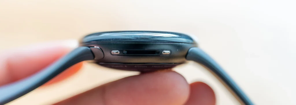 Google Pixel Watch 4左側