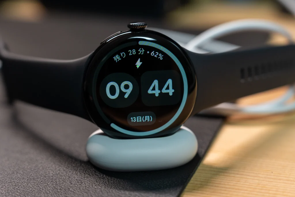 Google Pixel Watch 4充電中