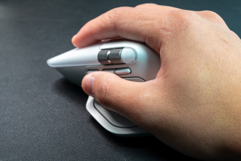 MX Master 4を手に持った画像