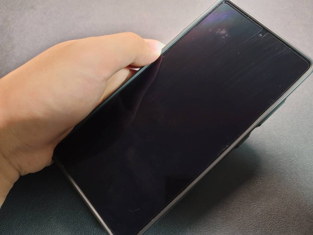 PITAKAのケースを付けたスマホ