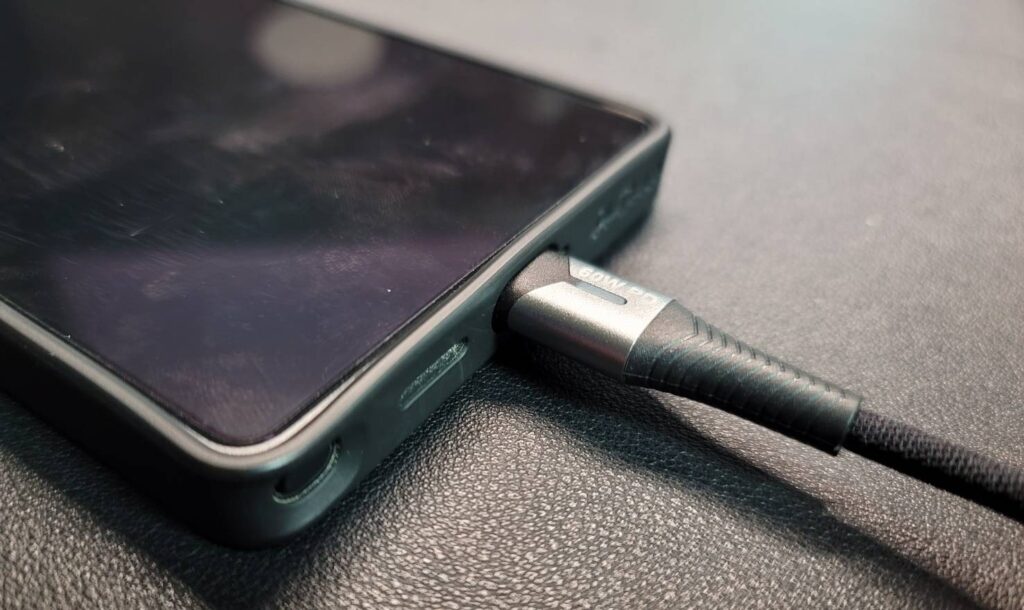PITAKA ケースをつけて充電ケーブルを挿した様子